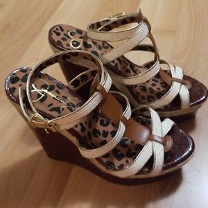 Jessica Simpson shows in size 7.5